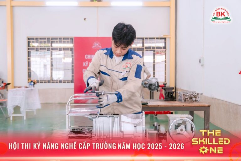 Sinh viên thực hiện bài thi phần động cơ