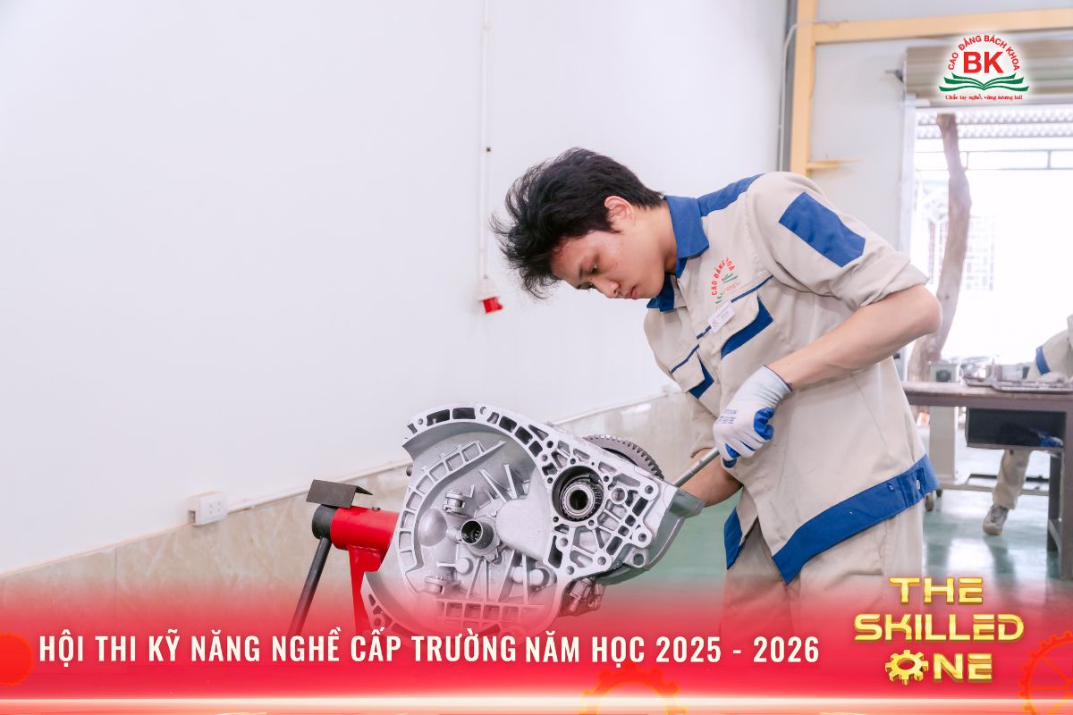 Sinh viên thực hiện bài thi phần gầm xe