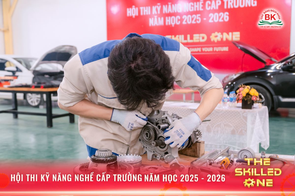 Sinh viên thực hiện phần thi tháo lắp