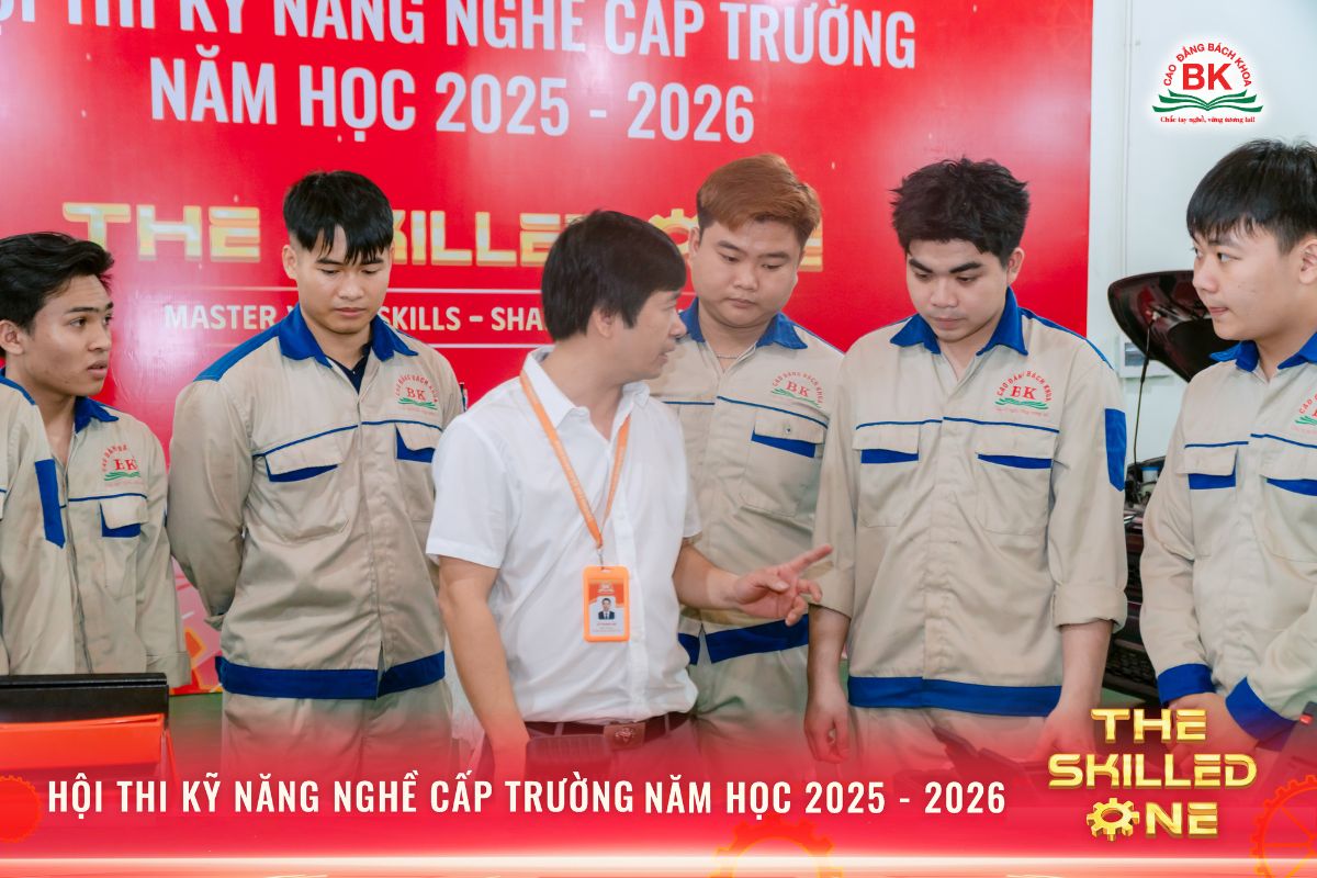 Sinh viên lắng nghe giám khảo phổ biến tại buổi thi