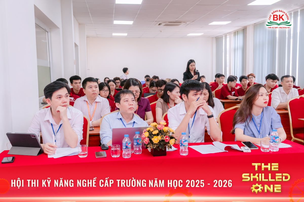 Đội ngũ giám khảo giàu kinh nghiệm mang đến cho sinh viên góc nhìn khách quan