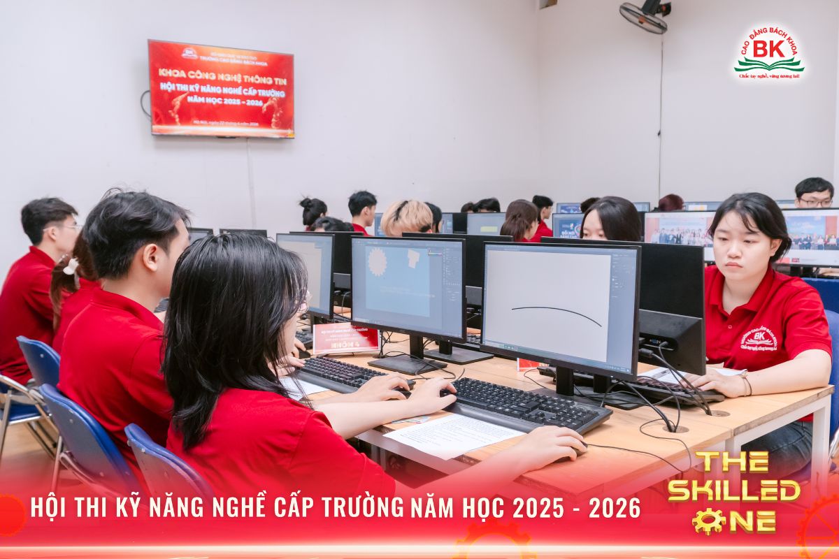 Các thí sinh ngành Thiết kế đồ họa tập trung cao độ trong phần thi