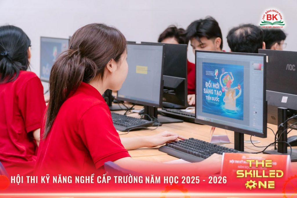 Thí sinh thực hiện phần thi thiết kế poster quảng bá