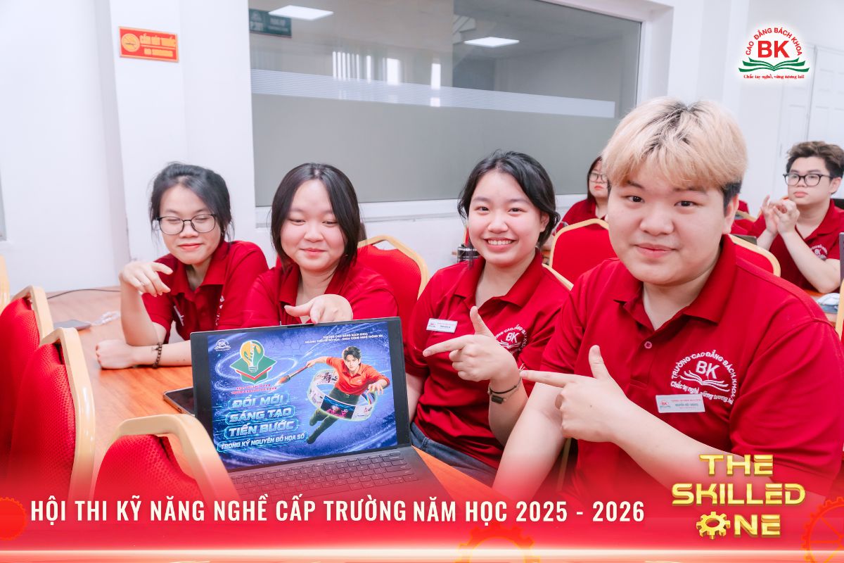 Khoảnh khắc nụ cười hạnh phúc của các bạn sinh viên sau khi hoàn thiện phần thi thiết kế