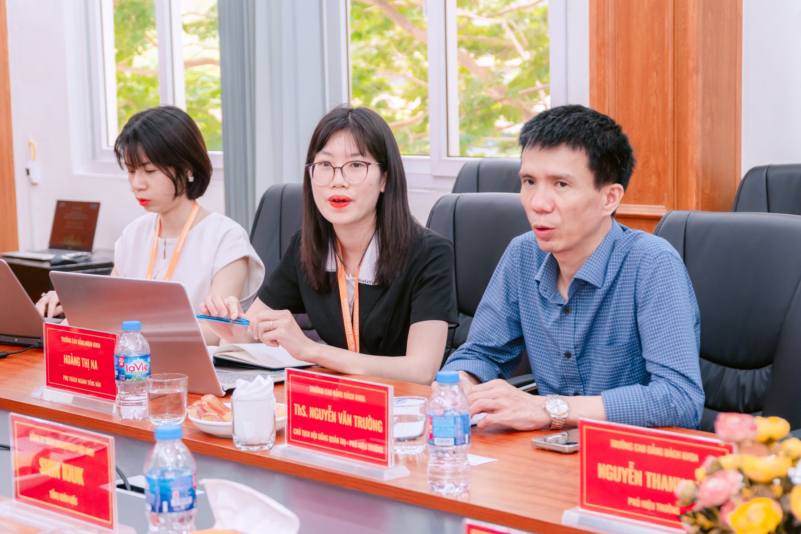 Đại diện Trường Cao đẳng Bách Khoa thảo luận phương án cụ thể hóa chương trình hợp tác giữa hai đơn vị