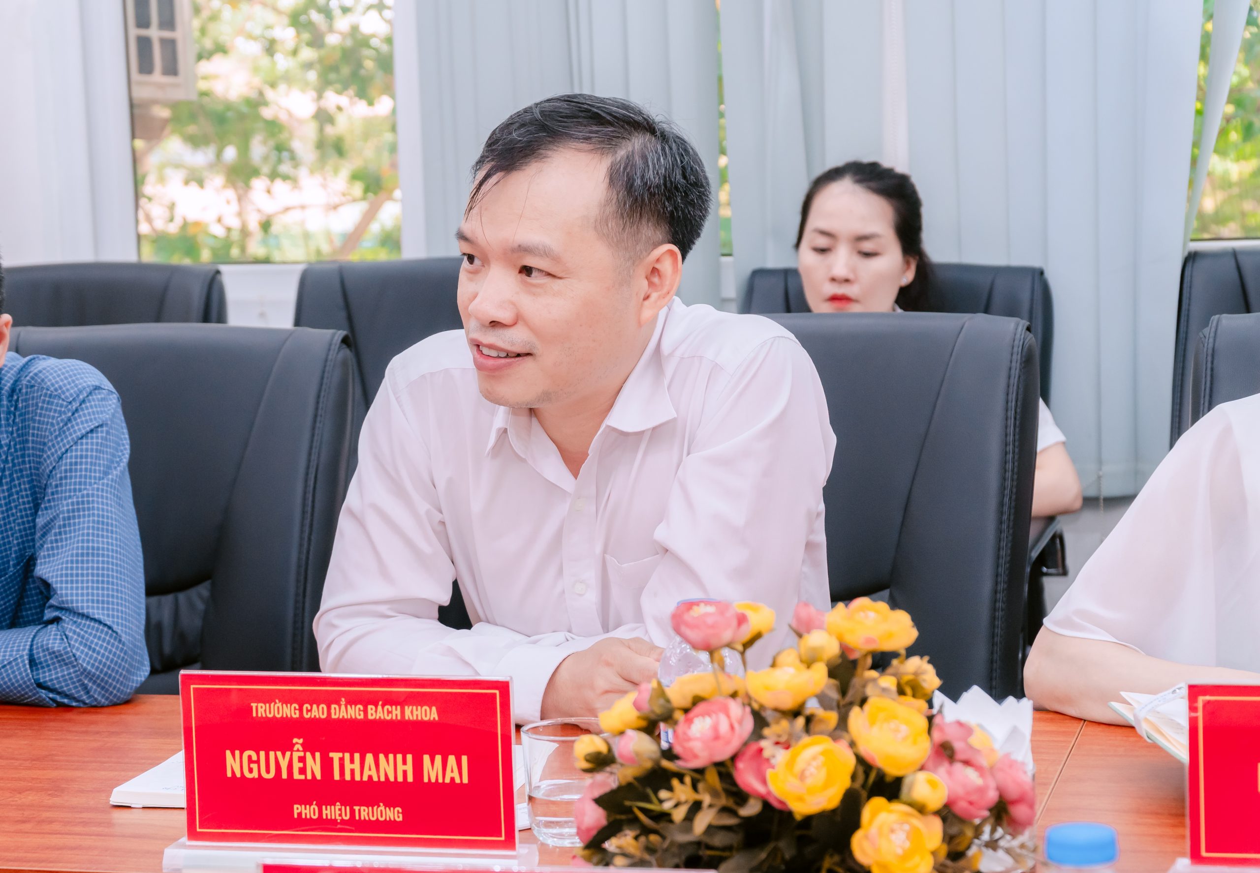 Ông Nguyễn Thanh Mai trao đổi xác định trách nhiệm và phạm vi tham gia của mỗi bên trong quá trình xây dựng chương trình đào tạo