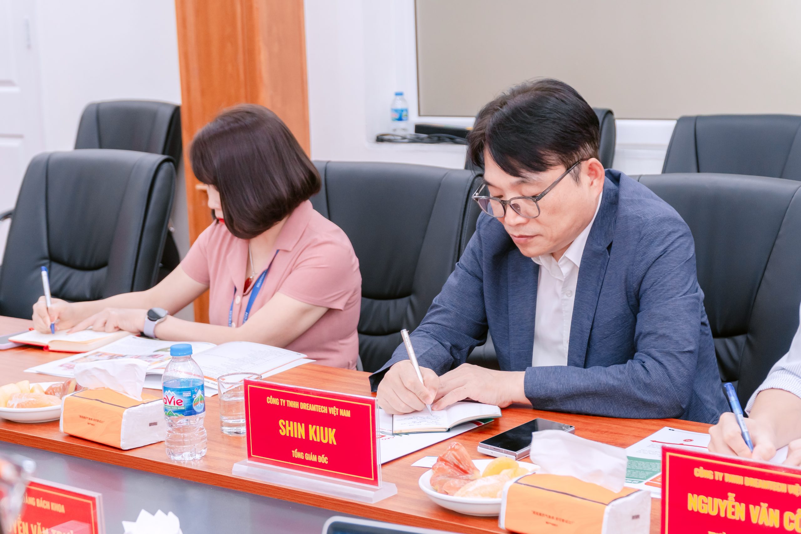 Đại diện Công ty TNHH Dreamtech Việt Nam nghiêm túc trao đổi nhằm hướng đến hợp tác dài hạn giữa hai bên