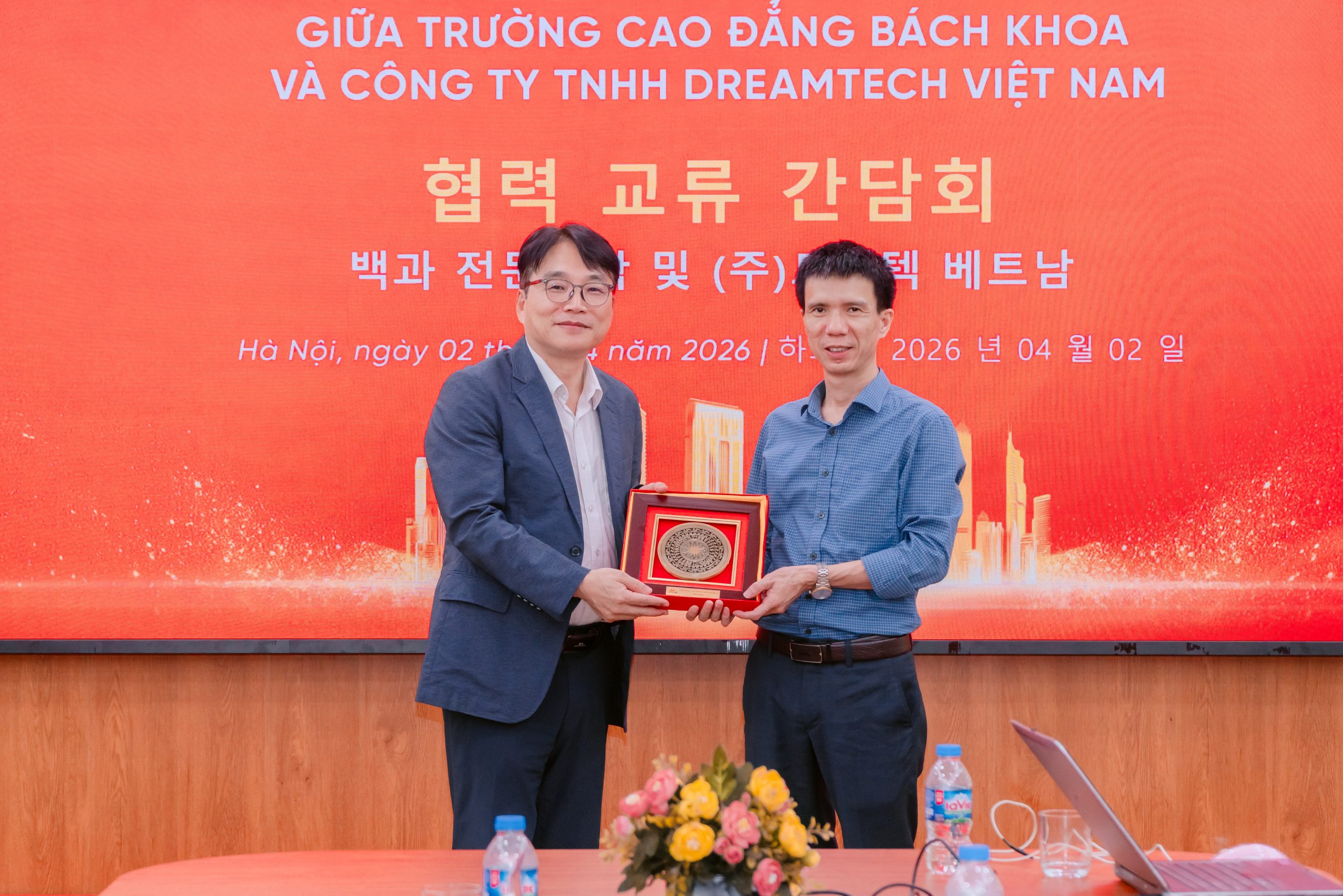 Đại diện nhà trường tặng quà kỷ niệm doanh nghiệp