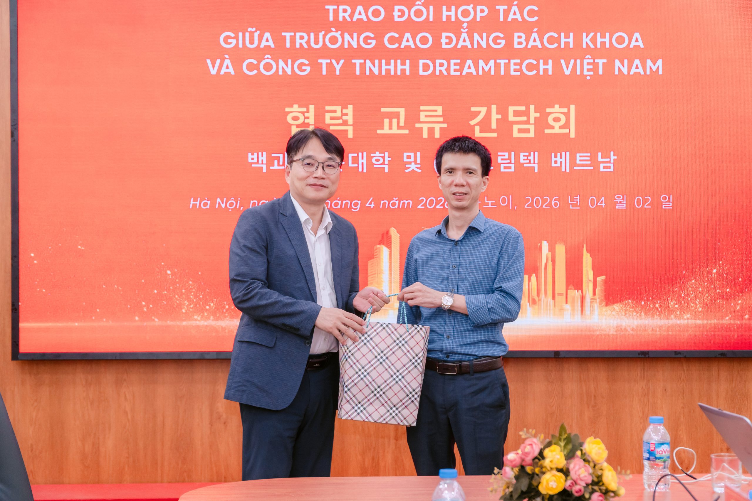 Đại diện doanh nghiệp tặng quà lưu niệm nhà trường