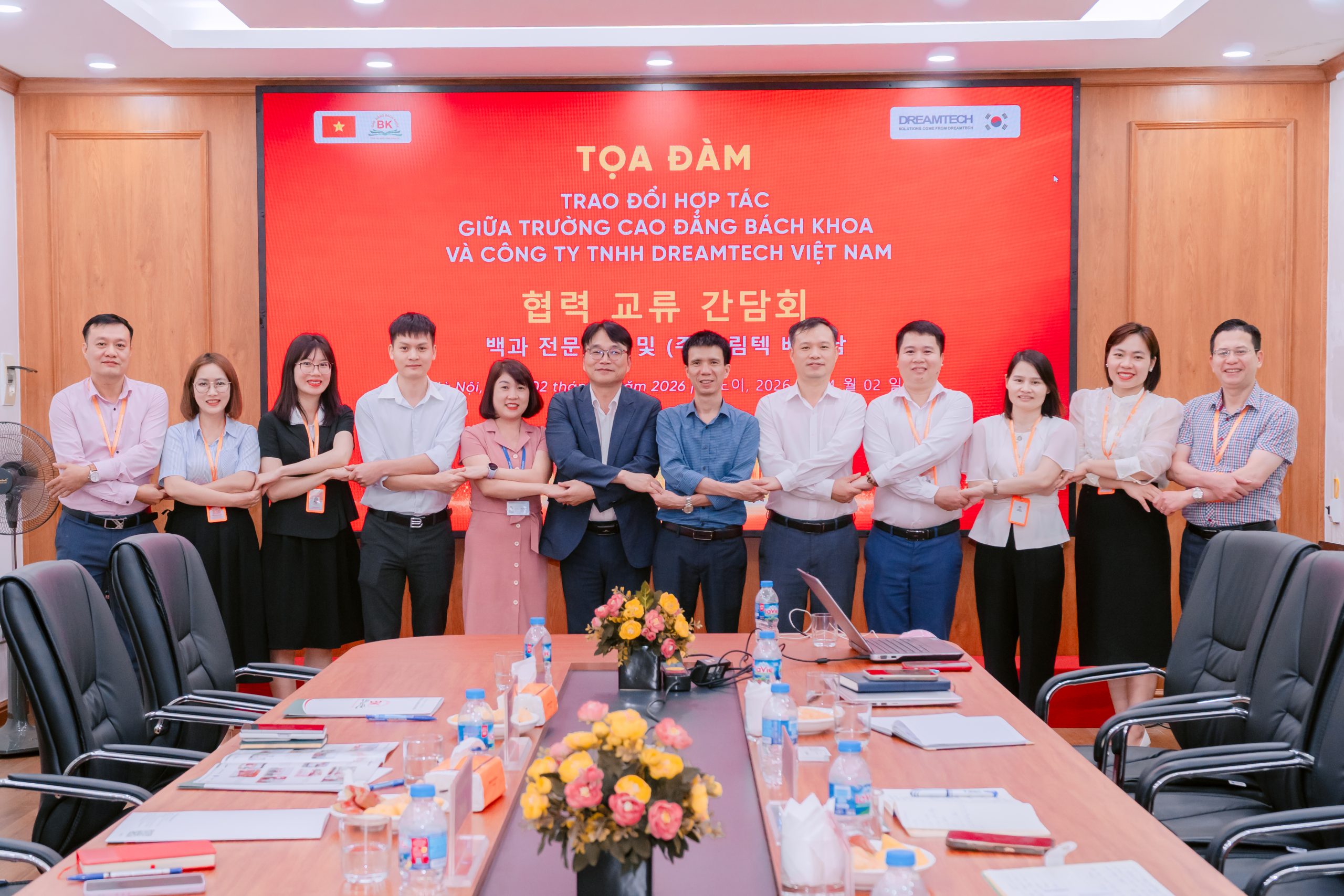 Đại diện Trường Cao đẳng Bách Khoa và Công ty TNHH Dreamtech Việt Nam chụp ảnh kỷ niệm tại buổi tọa đàm