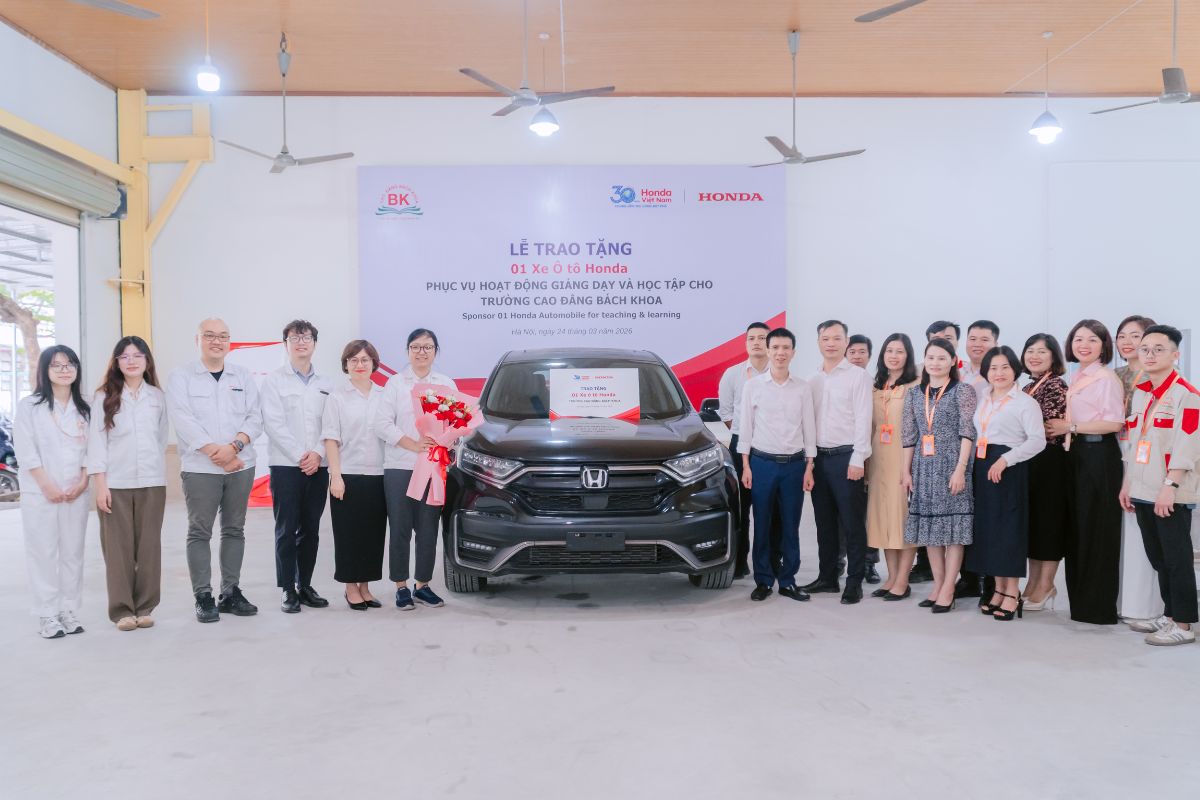 Lễ trao tặng 01 xe Honda cho nhà trường, thể hiện sự đồng hành hợp tác giữa Trường Cao đẳng Bách Khoa và Công ty Honda Việt Nam 
