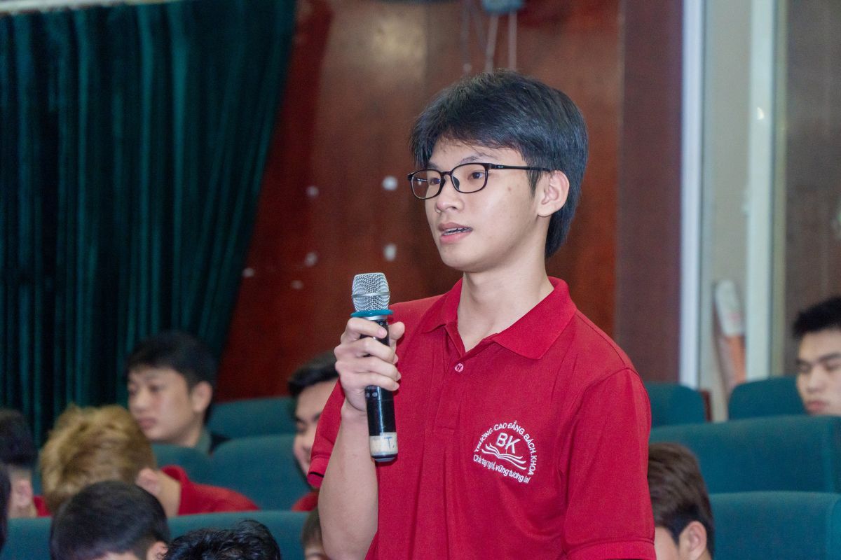 Sinh viên ngành Công nghệ Kỹ thuật Điện - Điện tử được trao đổi trực tiếp cùng chuyên gia đến từ Công ty TNHH LG Display Việt Nam Hải Phòng
