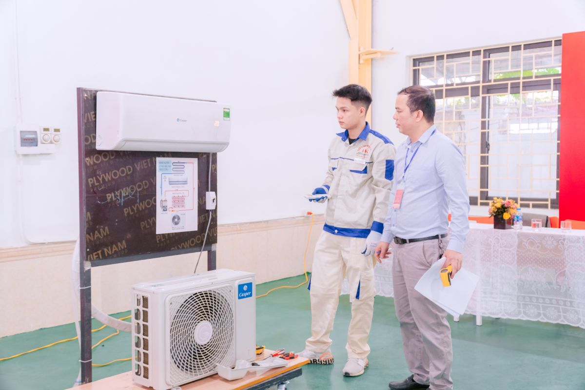 Sinh viên được lắng nghe những nhận xét từ ThS Hà Ngọc Trung - chuyên gia từ Trung tâm Đánh giá Kỹ năng nghề Quốc gia, Giám đốc Công ty Dịch vụ và Kỹ thuật Thủ đô