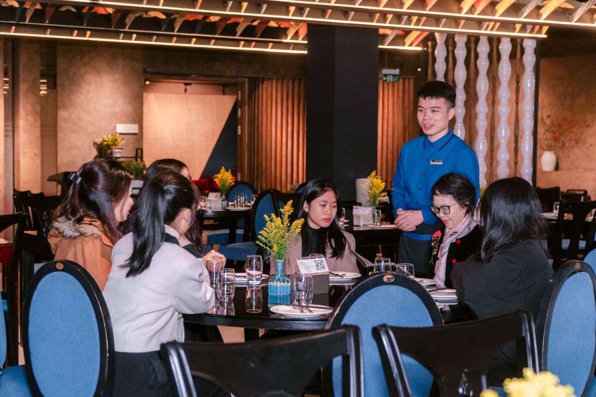 Sinh viên ngành Quản trị Nhà hàng thực tập tại nhà hàng bậc nhất Hà Nội (Sen Tây Hồ) 