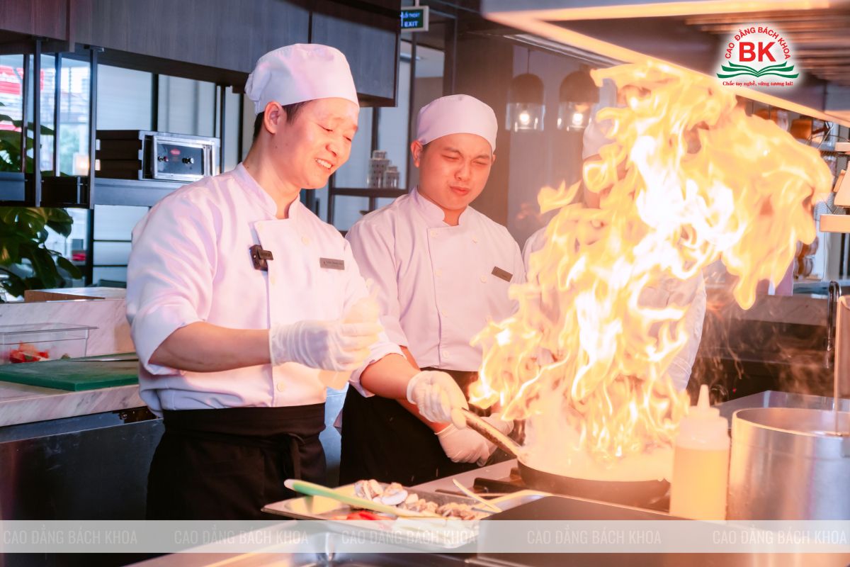 Sinh viên ngành Kỹ thuật Chế biến món ăn thực tập trải nghiệm tại Vinpearl Hotel Bắc Ninh