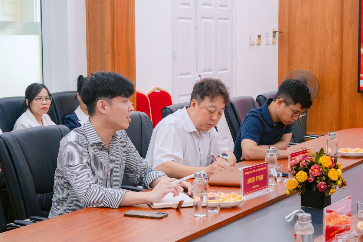 Ông Ông Kim Jin Seo – Giám đốc Trung tâm Sinh viên Quốc tế và ông Kyung Jun Su – Điều phối viên Sinh viên Quốc tế, Trung tâm Hỗ trợ Sinh viên Quốc tế đại diện Trường Đại học Khoa học Kỹ thuật Gyeonggi tham dự buổi tọa đàm Ông Ông Kim Jin Seo – Giám đốc Trung tâm Sinh viên Quốc tế và ông Kyung Jun Su – Điều phối viên Sinh viên Quốc tế, Trung tâm Hỗ trợ Sinh viên Quốc tế đại diện Trường Đại học Khoa học Kỹ thuật Gyeonggi tham dự buổi tọa đàm