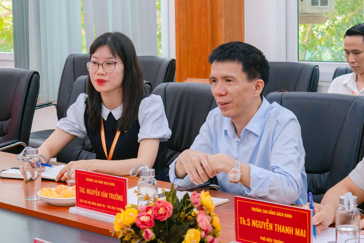 Thầy Nguyễn Văn Trường - Chủ tịch Hội đồng quản trị, Phó hiệu trưởng Nhà trường trao đổi về vấn đề thủ tục cho sinh viên lên chuyên ngành Thầy Nguyễn Văn Trường - Chủ tịch Hội đồng quản trị, Phó hiệu trưởng Nhà trường trao đổi về vấn đề thủ tục cho sinh viên lên chuyên ngành
