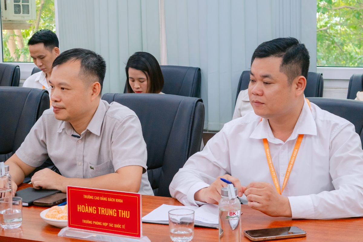 Thầy Nguyễn Thanh Mai - Phó hiệu trưởng Nhà trường, Thầy Hoàng Trung Thu - Trưởng phòng Hợp tác quốc tế tham dự buổi tọa đàm Thầy Nguyễn Thanh Mai - Phó hiệu trưởng Nhà trường, Thầy Hoàng Trung Thu - Trưởng phòng Hợp tác quốc tế tham dự buổi tọa đàm