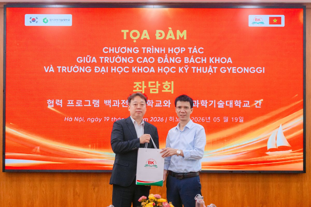 Thầy Nguyễn Văn Trường đại diện Trường Cao đẳng Bách Khoa tặng quà kỷ niệm Đại diện Trường Đại học Khoa học Kỹ thuật Gyeonggi Thầy Nguyễn Văn Trường đại diện Trường Cao đẳng Bách Khoa tặng quà kỷ niệm Đại diện Trường Đại học Khoa học Kỹ thuật Gyeonggi