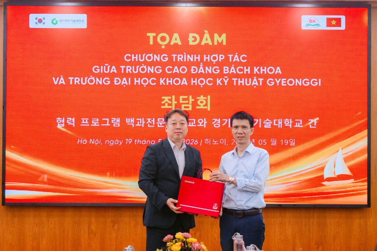 Ông Kim Jinseo - Giám đốc Trung tâm Sinh viên Quốc tế đại diện Trường Đại học Khoa học Kỹ thuật Gyeonggi tặng quà kỷ niệm nhà trường