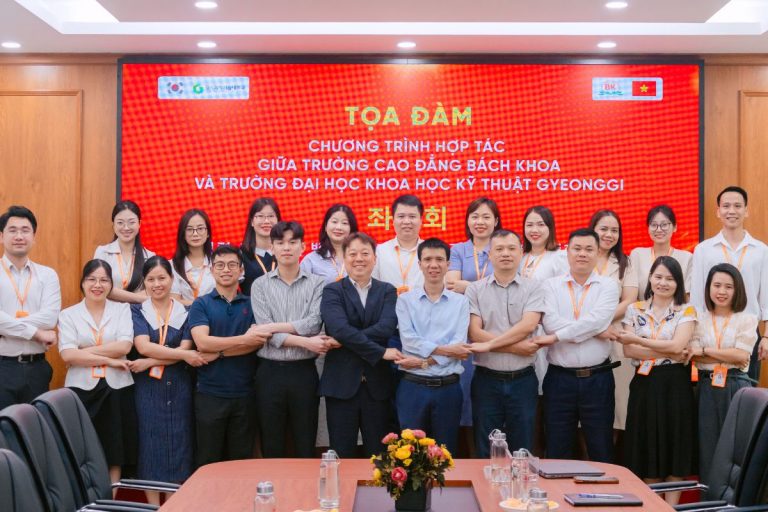 Hai nhà trường chụp ảnh kỷ niệm cuối buổi tọa đàm