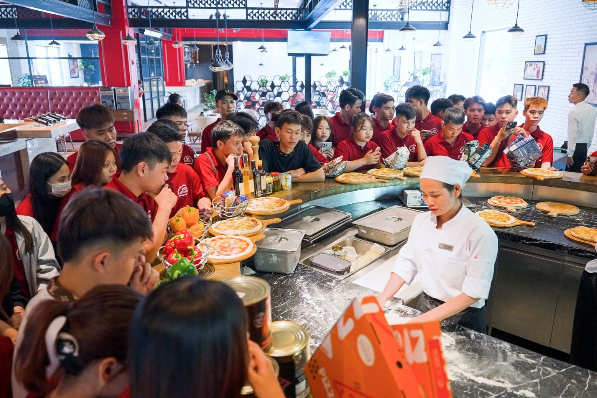 Sinh viên Kỹ thuật chế biến món ăn tham quan và trải nghiệm làm bánh tại khu vực Topas Sinh viên Kỹ thuật chế biến món ăn tham quan và trải nghiệm làm bánh tại khu vực Topas