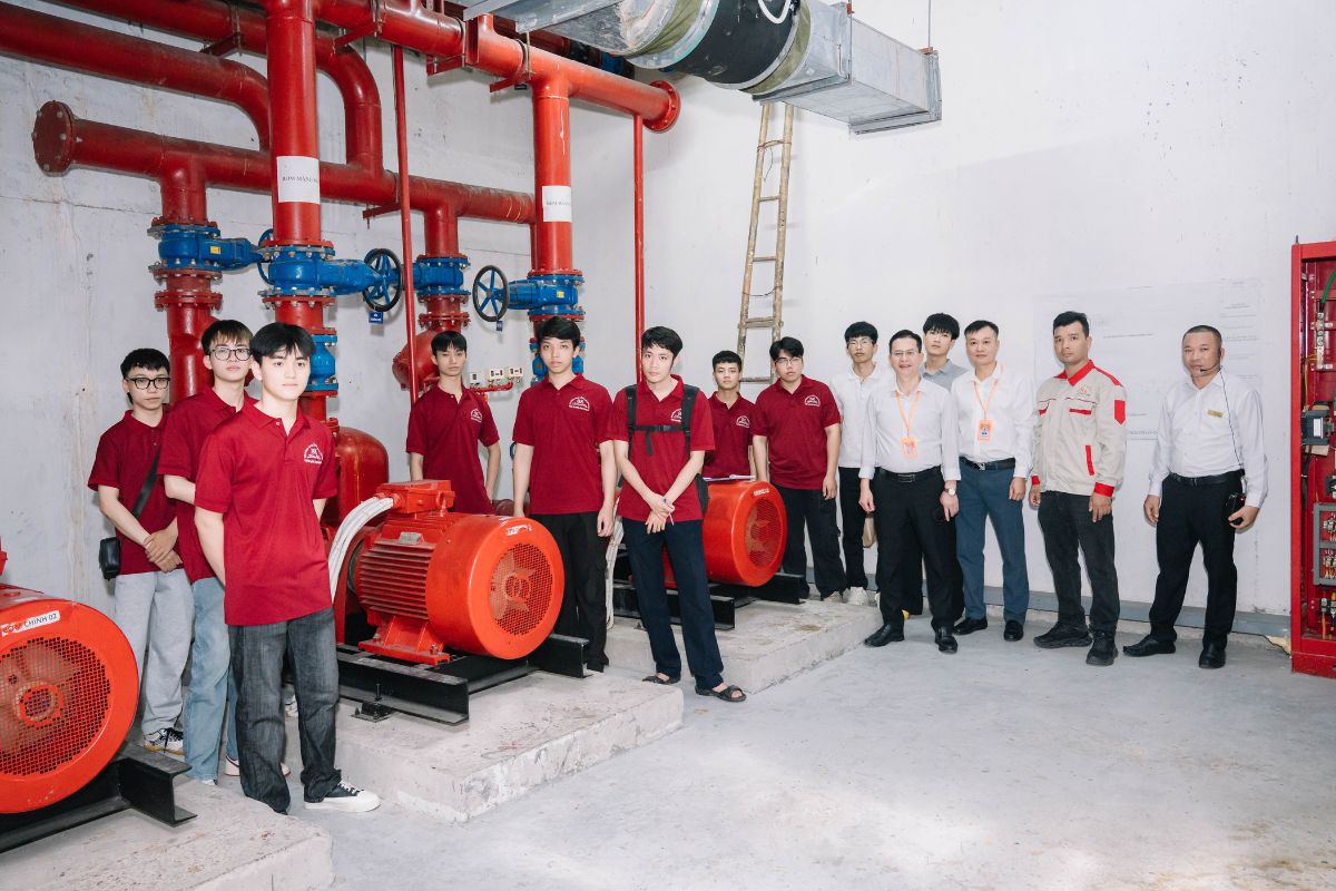 Sinh viên các ngành kỹ thuật tham quan khu vực vận hành hệ thống điện - điện lạnh tại doanh nghiệp Sinh viên các ngành kỹ thuật tham quan khu vực vận hành hệ thống điện - điện lạnh tại doanh nghiệp