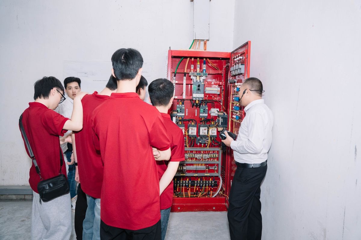 Đại diện doanh nghiệp hướng dẫn sinh viên quan sát để hiểu hơn về hệ thống vận hành Đại diện doanh nghiệp hướng dẫn sinh viên quan sát để hiểu hơn về hệ thống vận hành