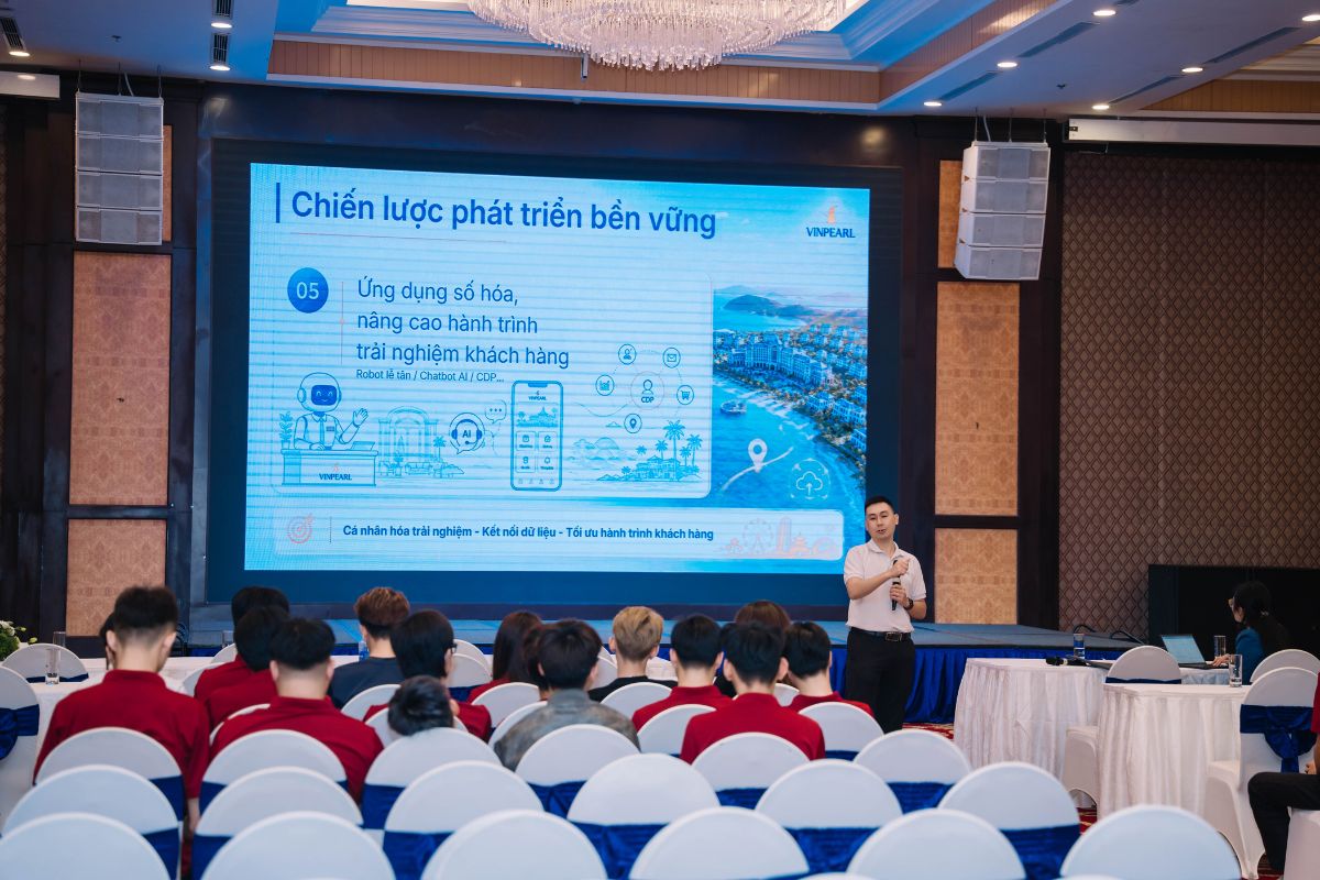 Đại diện doanh nghiệp chia sẻ về chiến lược phát triển bền vững cho sinh viên tại Workshop ngành Marketing Đại diện doanh nghiệp chia sẻ về chiến lược phát triển bền vững cho sinh viên tại Workshop ngành Marketing