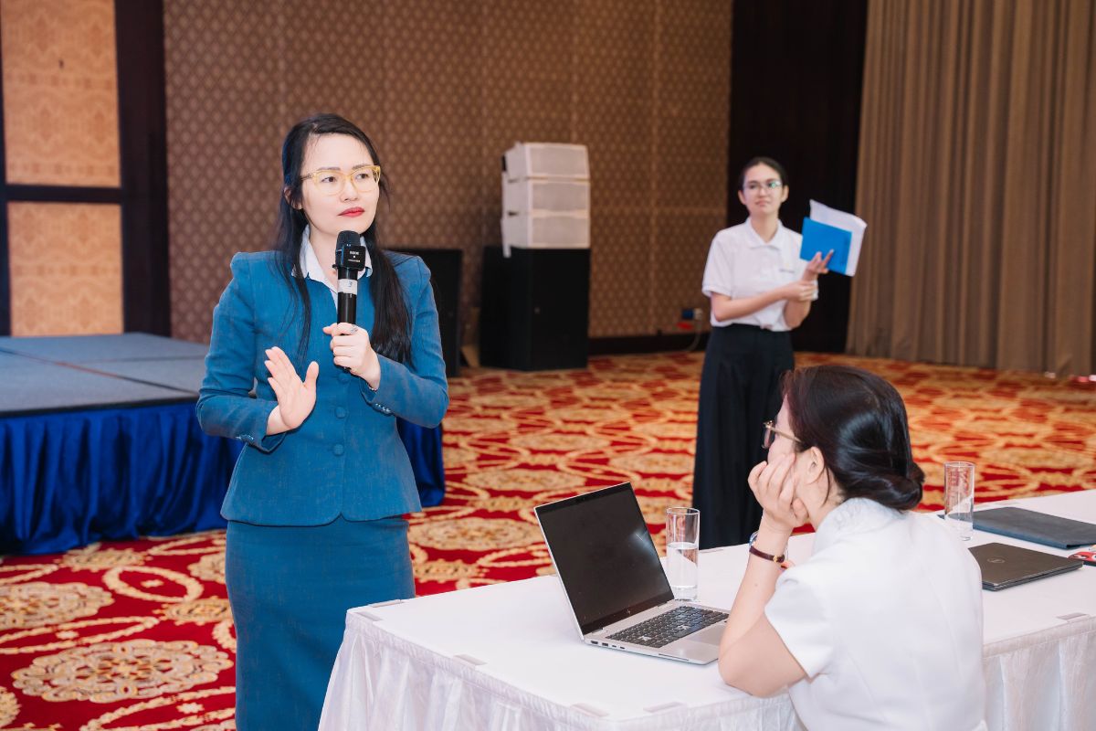 Bà Ngô Thị Duy Phương - Giám đốc Đào tạo phát biểu tại Workshop sinh viên ngành Marketing Bà Ngô Thị Duy Phương - Giám đốc Đào tạo phát biểu tại Workshop sinh viên ngành Marketing