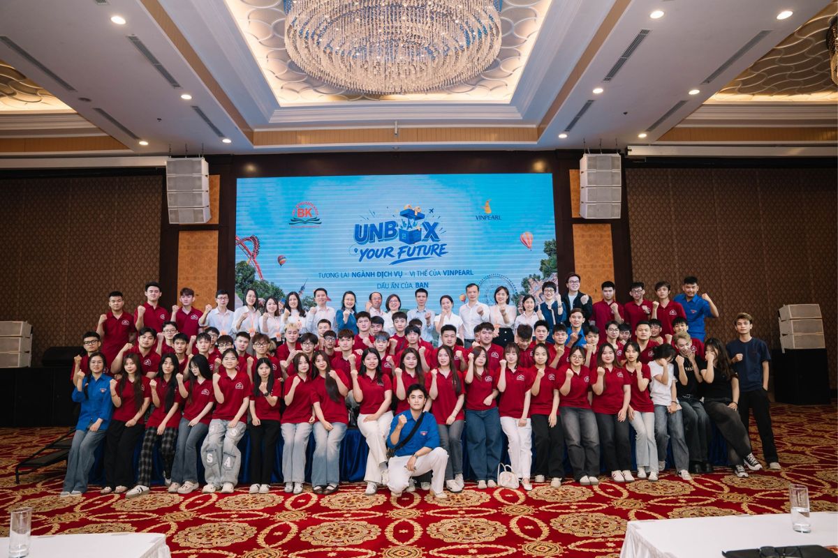 Đại diện doanh nghiệp chia sẻ tận tình tại workshop ngành Marketing Toàn thể đại diện doanh nghiệp, nhà trường cùng sinh viên chụp ảnh lưu niệm sau hội thảo