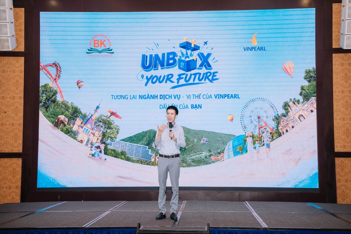 Thầy Nguyễn Văn Trường - Chủ tịch Hội đồng quản trị, kiêm Phó Hiệu trưởng phát biểu trước sự kiện Thầy Nguyễn Văn Trường - Chủ tịch Hội đồng quản trị, kiêm Phó Hiệu trưởng phát biểu trước sự kiện