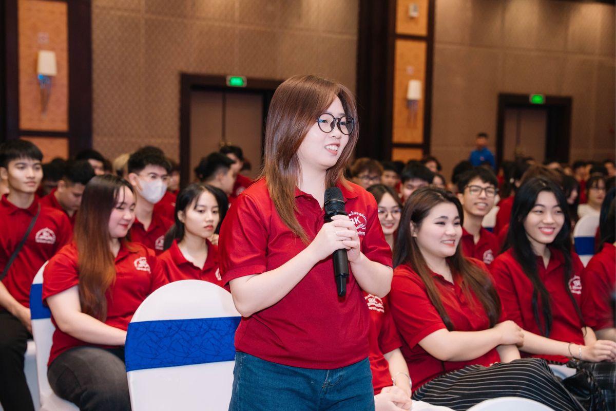 Sinh viên trao đổi và tương tác cùng đại diện doanh nghiệp Sinh viên trao đổi và tương tác cùng đại diện doanh nghiệp