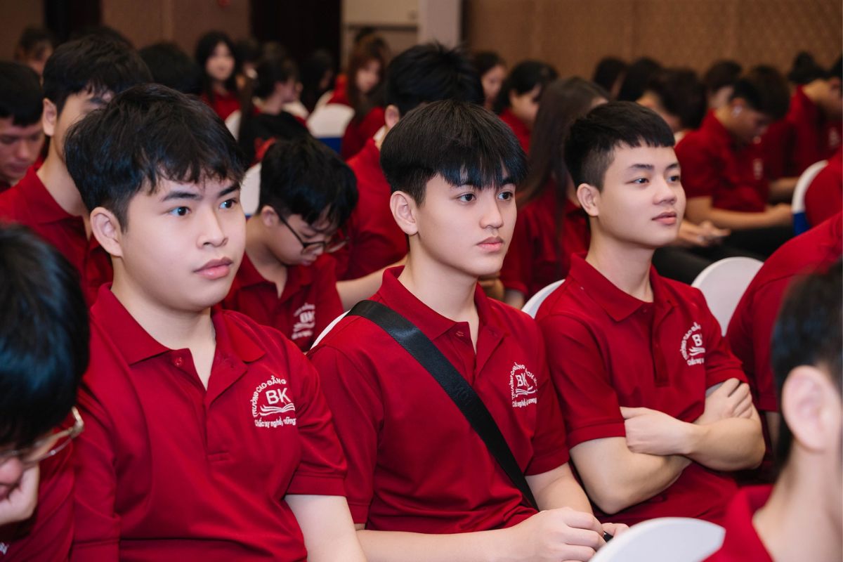 Sinh viên lắng nghe những chia sẻ tại buổi hội thảo Sinh viên lắng nghe những chia sẻ tại buổi hội thảo