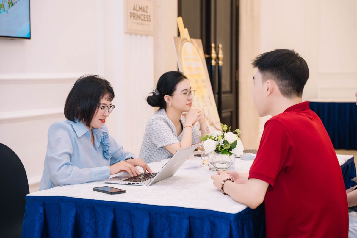 Sinh viên tham gia phỏng vấn trực tiếp cùng đội ngũ tuyển dụng đến từ doanh nghiệp Sinh viên tham gia phỏng vấn trực tiếp cùng đội ngũ tuyển dụng đến từ doanh nghiệp