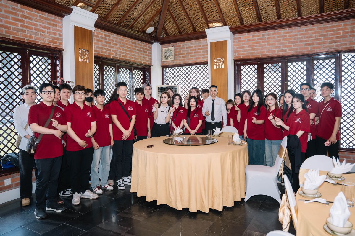 Nhóm sinh viên khối Nhà hàng – Khách sạn tham quan khu vực bếp và nhà hàng Hương Vị Xưa Nhóm sinh viên khối Nhà hàng – Khách sạn tham quan khu vực bếp và nhà hàng Hương Vị Xưa