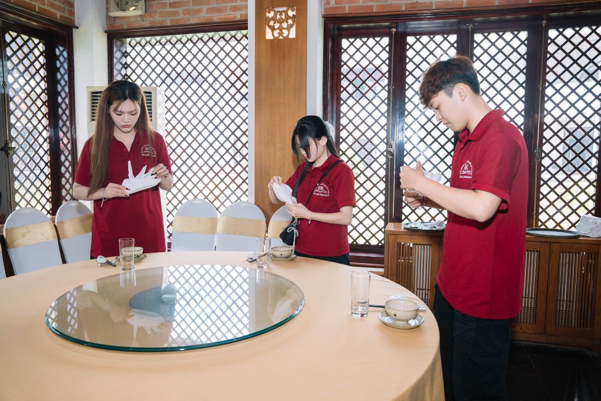 Sinh viên tham gia thử thách setup bàn tiệc tại nhà hàng Sinh viên tham gia thử thách setup bàn tiệc tại nhà hàng