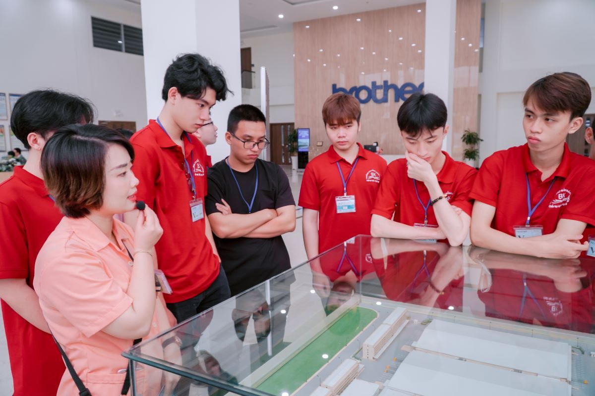 Sinh viên khoa Công nghệ thông tin khóa 14 và khóa 15 Trường Cao đẳng Bách Khoa tham quan trải nghiệm thực tế tại Công ty TNHH Công nghiệp Brother