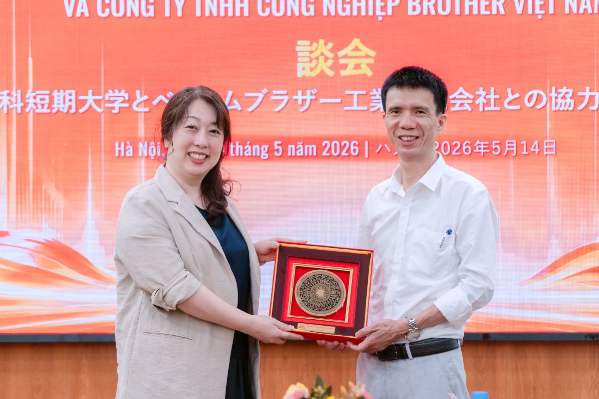 Thầy Nguyễn Văn Trường đại diện Trường Cao đẳng Bách Khoa tặng quà lưu niệm doanh nghiệp