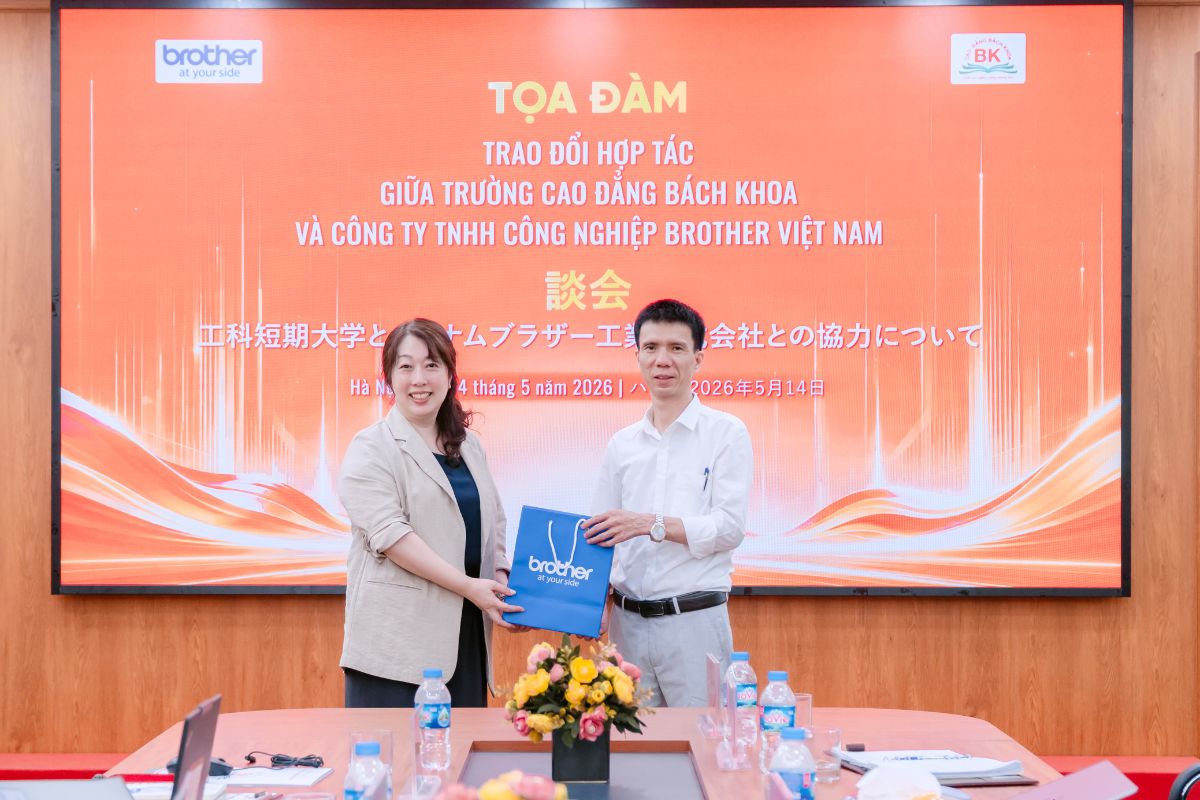 Bà Fujioka Michiko đại diện Công ty TNHH Công nghiệp Brother Việt Nam tặng quà kỷ niệm nhà trường