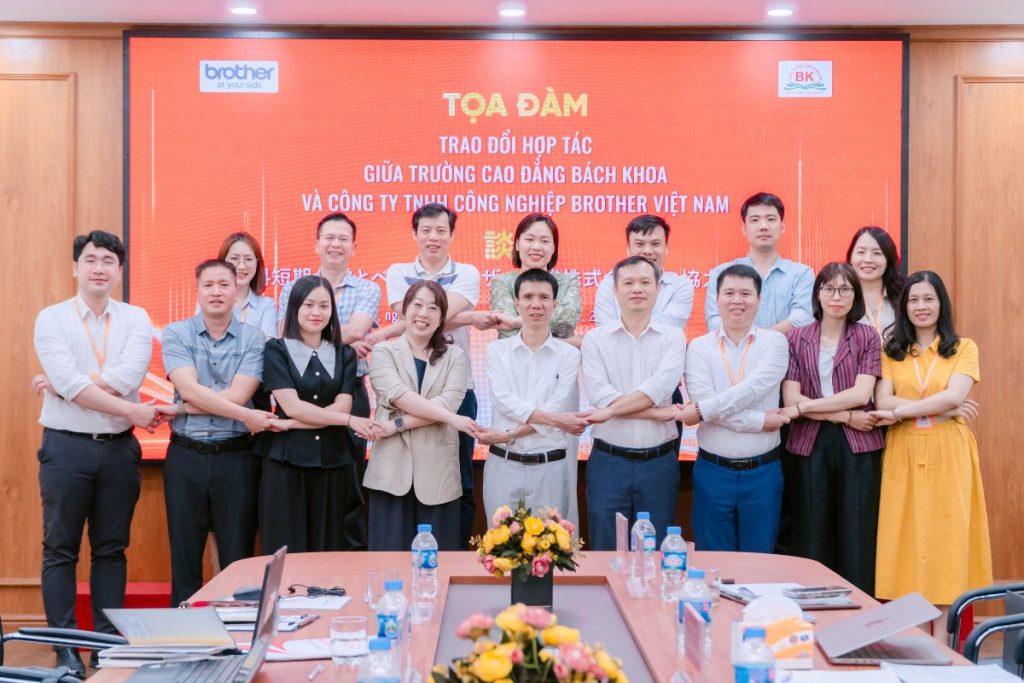 Nhà trường và doanh nghiệp chụp ảnh lưu niệm cuối buổi tọa đàm