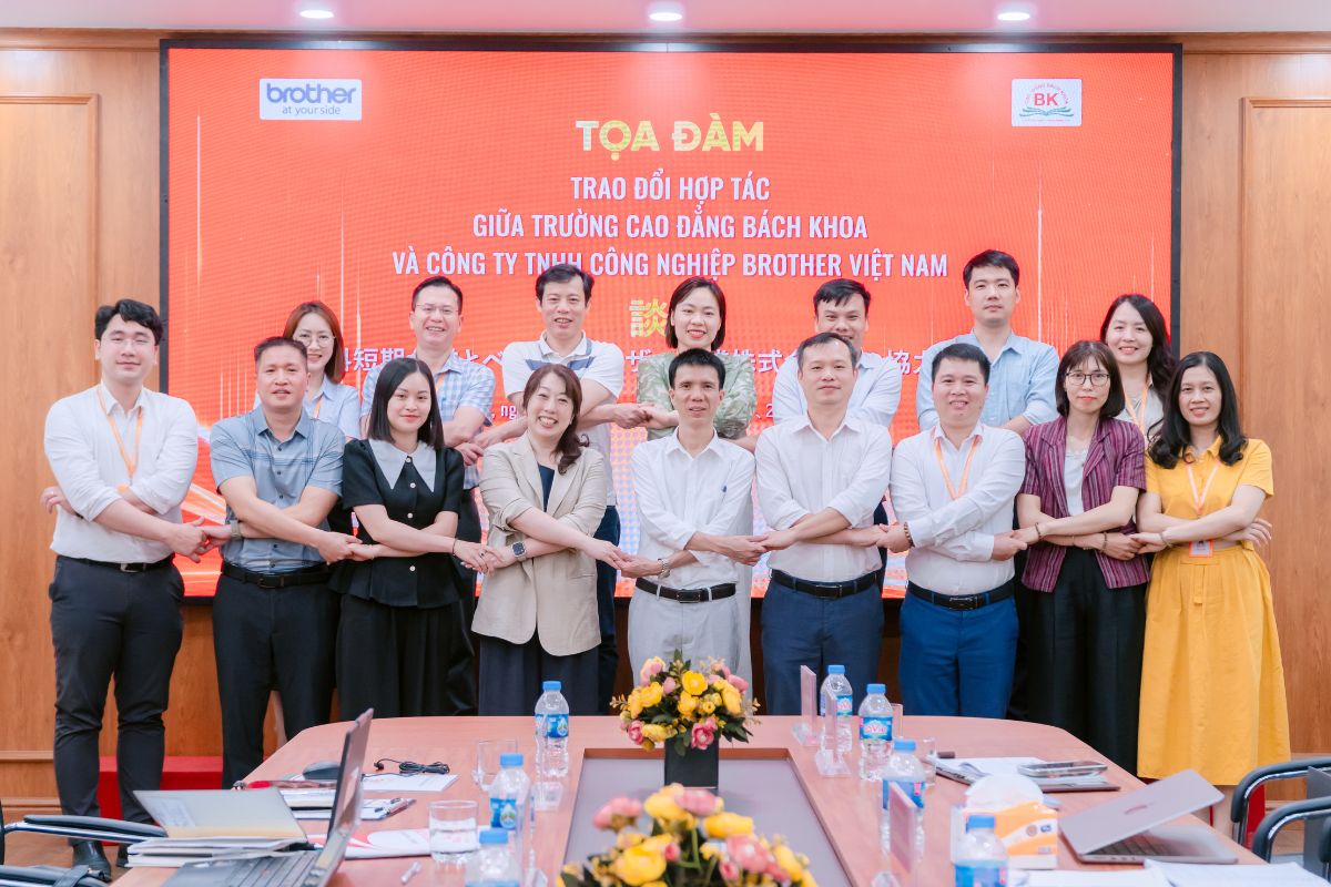 Nhà trường và doanh nghiệp chụp ảnh lưu niệm cuối buổi tọa đàm