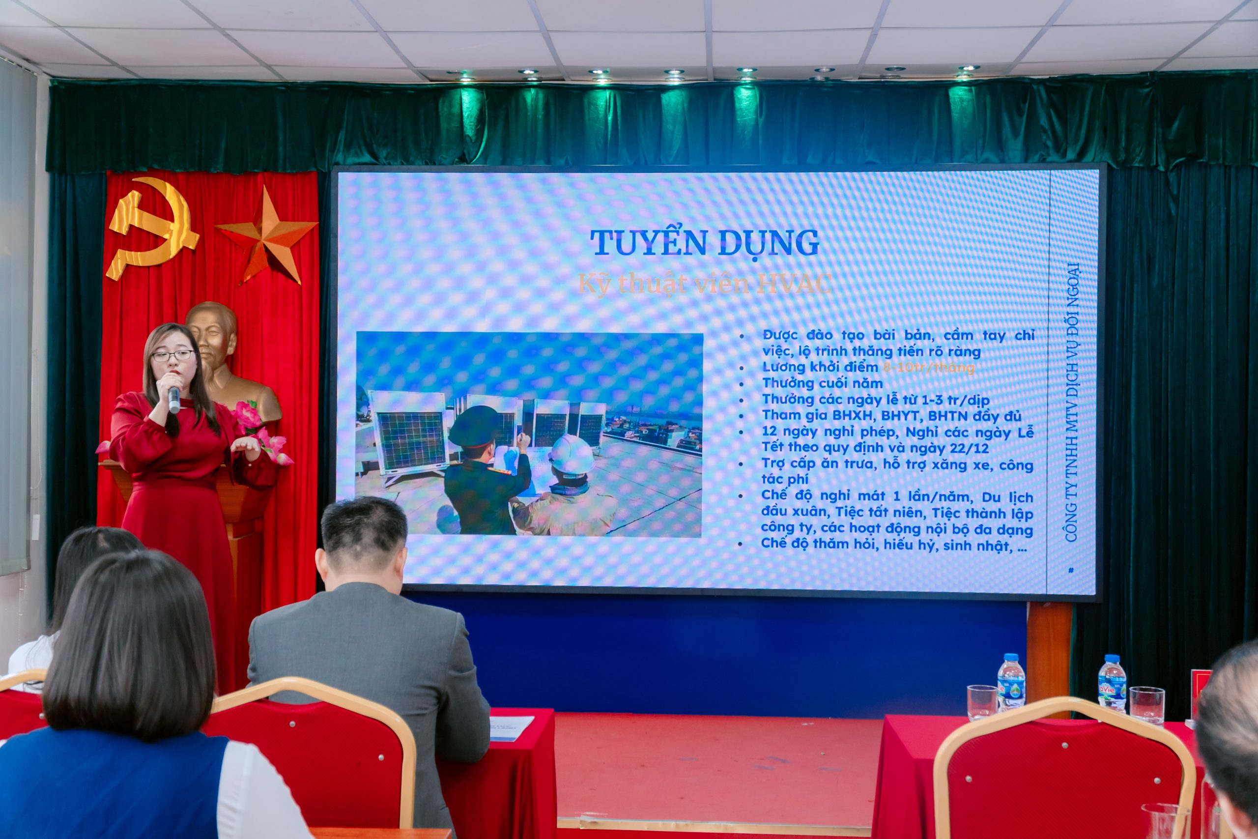 Đại diện Công ty TNHH Một thành viên Dịch vụ Đối ngoại giới thiệu về các vị trí tuyển dụng
