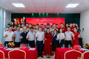 Đại diện nhà trường, doanh nghiệp và sinh viên chụp ảnh kỷ niệm