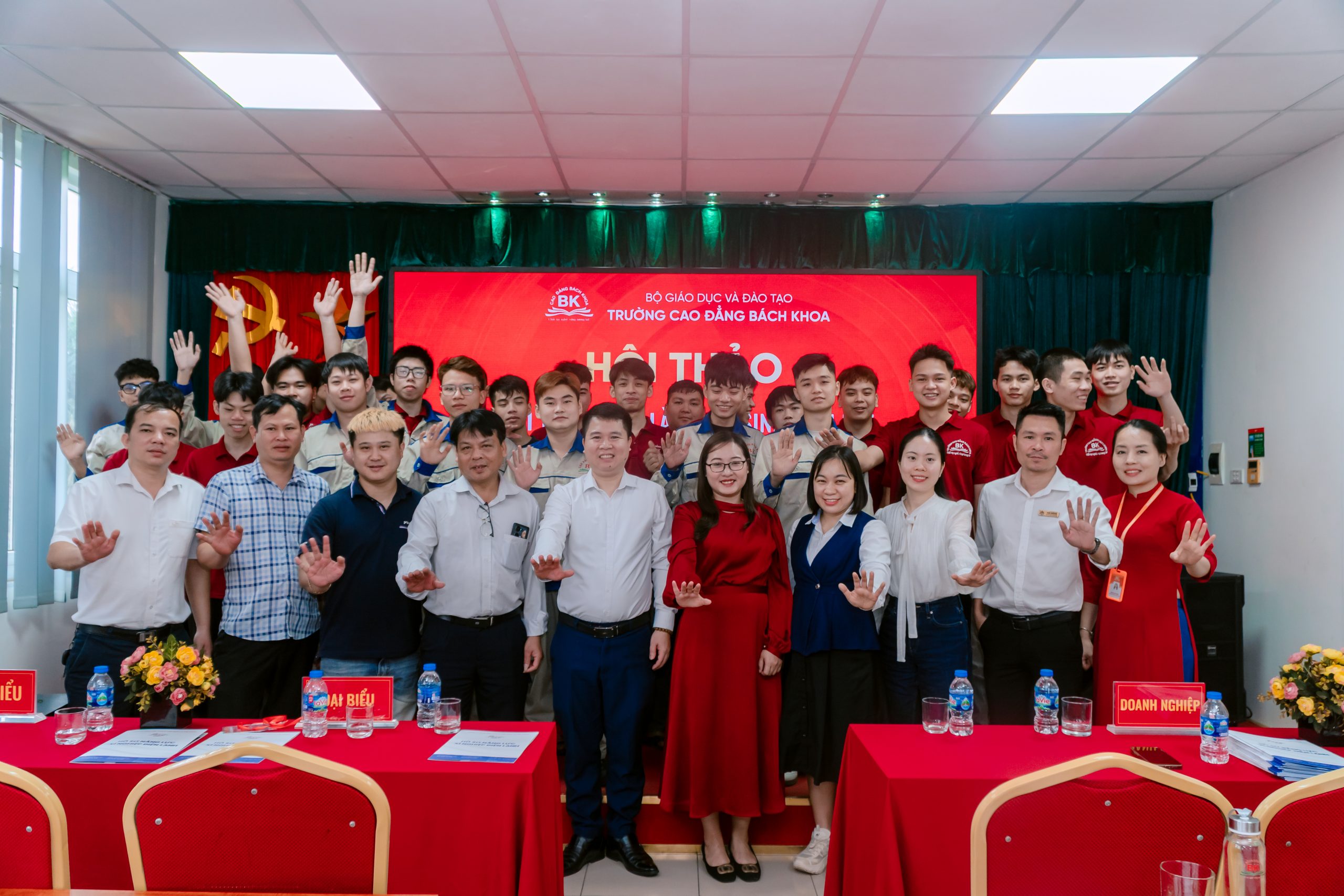 Đại diện nhà trường, doanh nghiệp và sinh viên chụp ảnh kỷ niệm