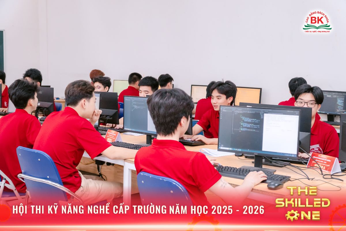Sinh viên tập trung hoàn thành phần thi lập trình tại phòng máy