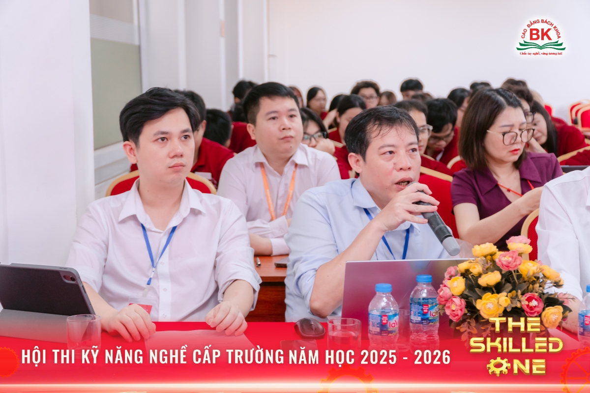 Ban giám khảo theo dõi sát sao và đánh giá chi tiết từng phần thi của thí sinh
