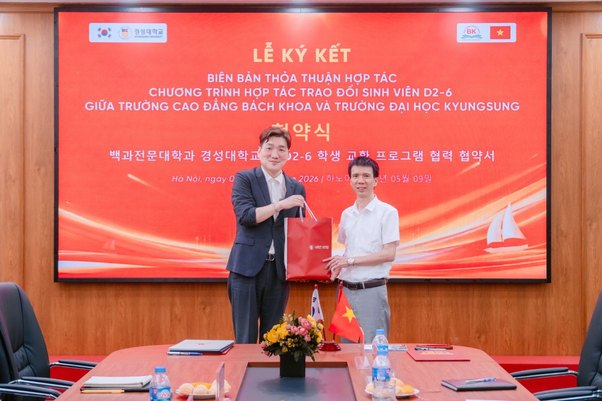 Đại diện Trường Đại học Kyungsung tặng quà kỷ niệm nhà trường
