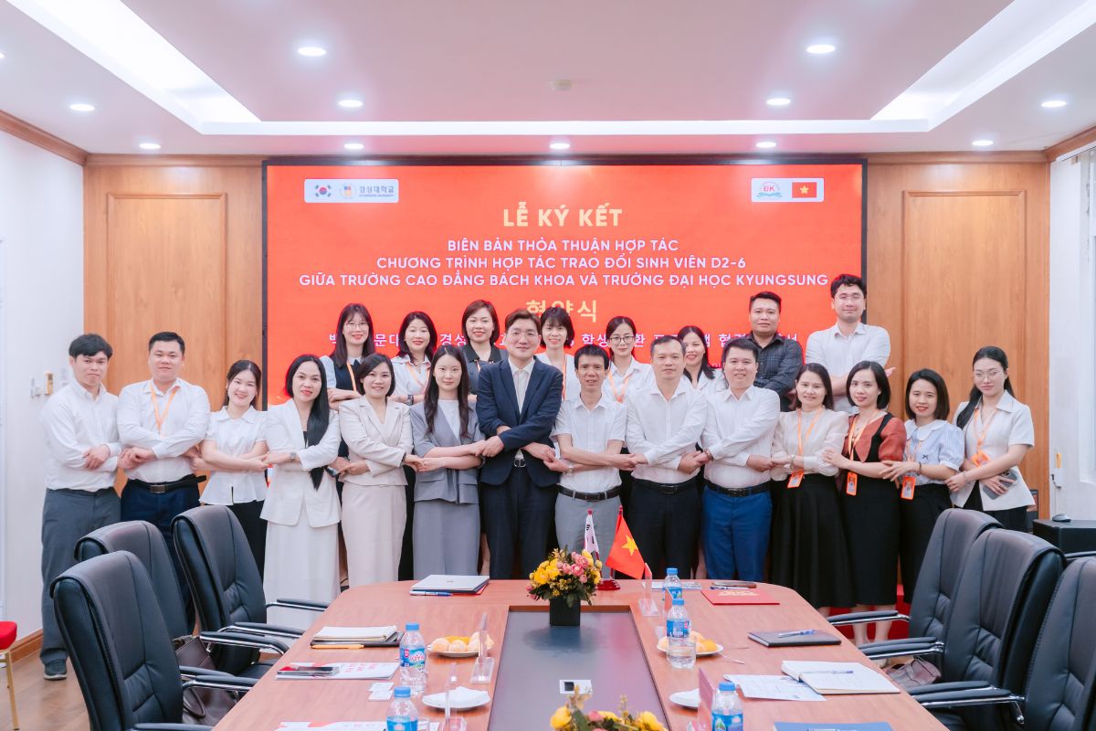 Hai nhà trường chụp ảnh kỷ niệm tại buổi lễ