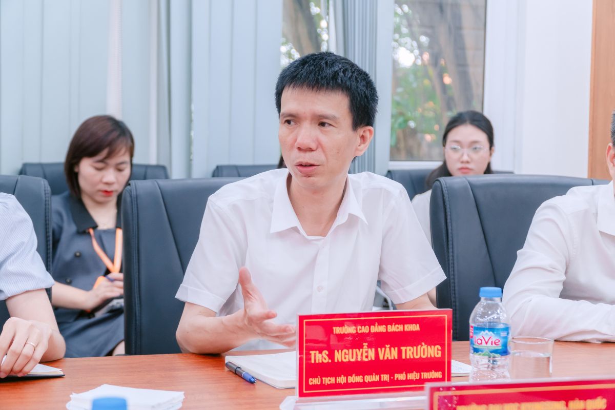 Thầy Nguyễn Văn Trường trao đổi định hướng thúc đẩy mạnh mẽ hơn nữa các cơ hội học tập và phát triển quốc tế dành cho sinh viên Cao đẳng Bách Khoa